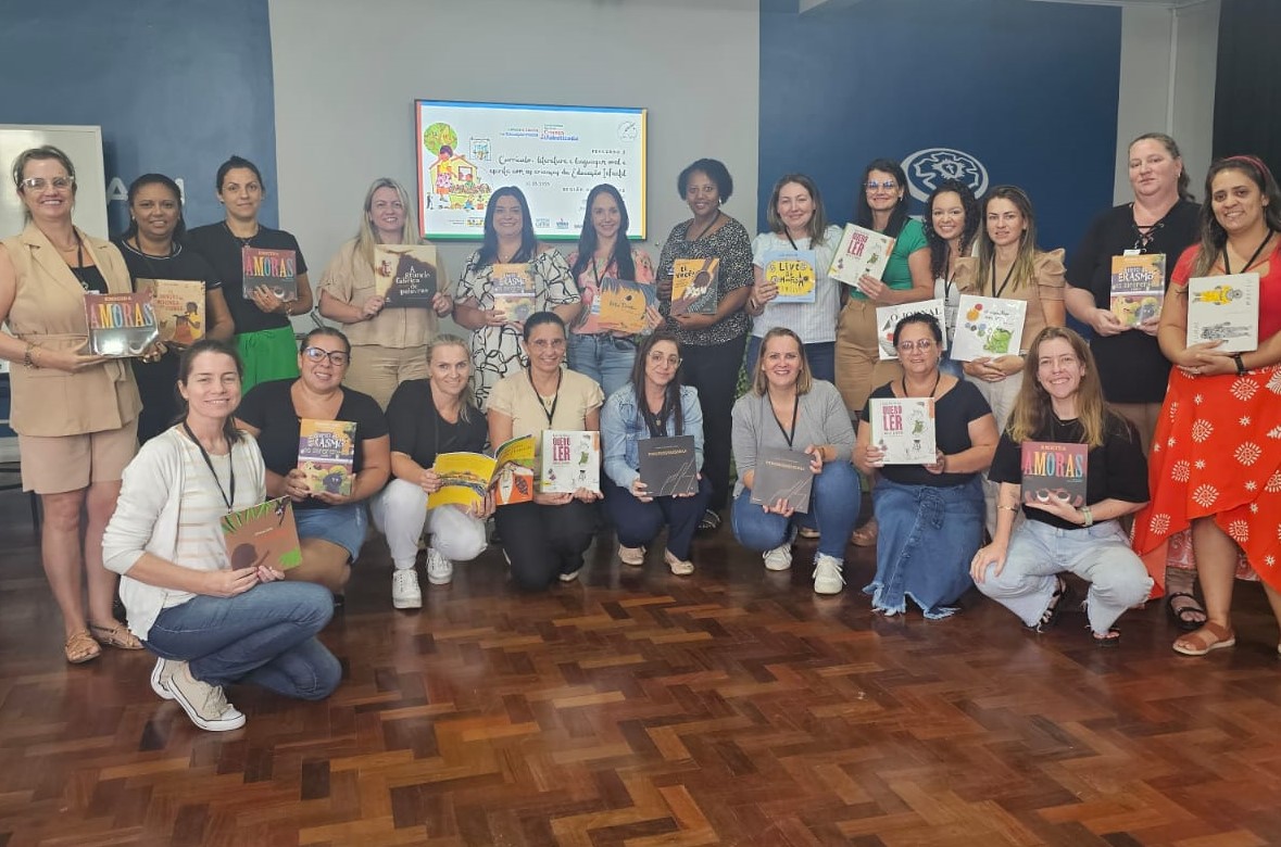 Formadores receberam livros que auxiliarão a qualificar o trabalho nas escolas