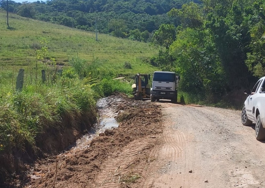 Manutenção das estradas é serviço constante em Lomba Grande