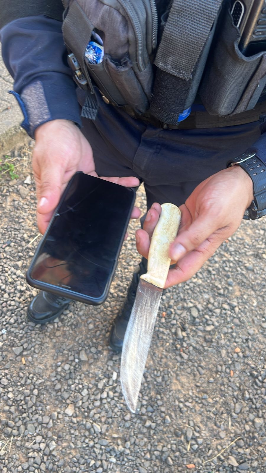 Suspeito foi flagrado com faca e aparelho da vítima