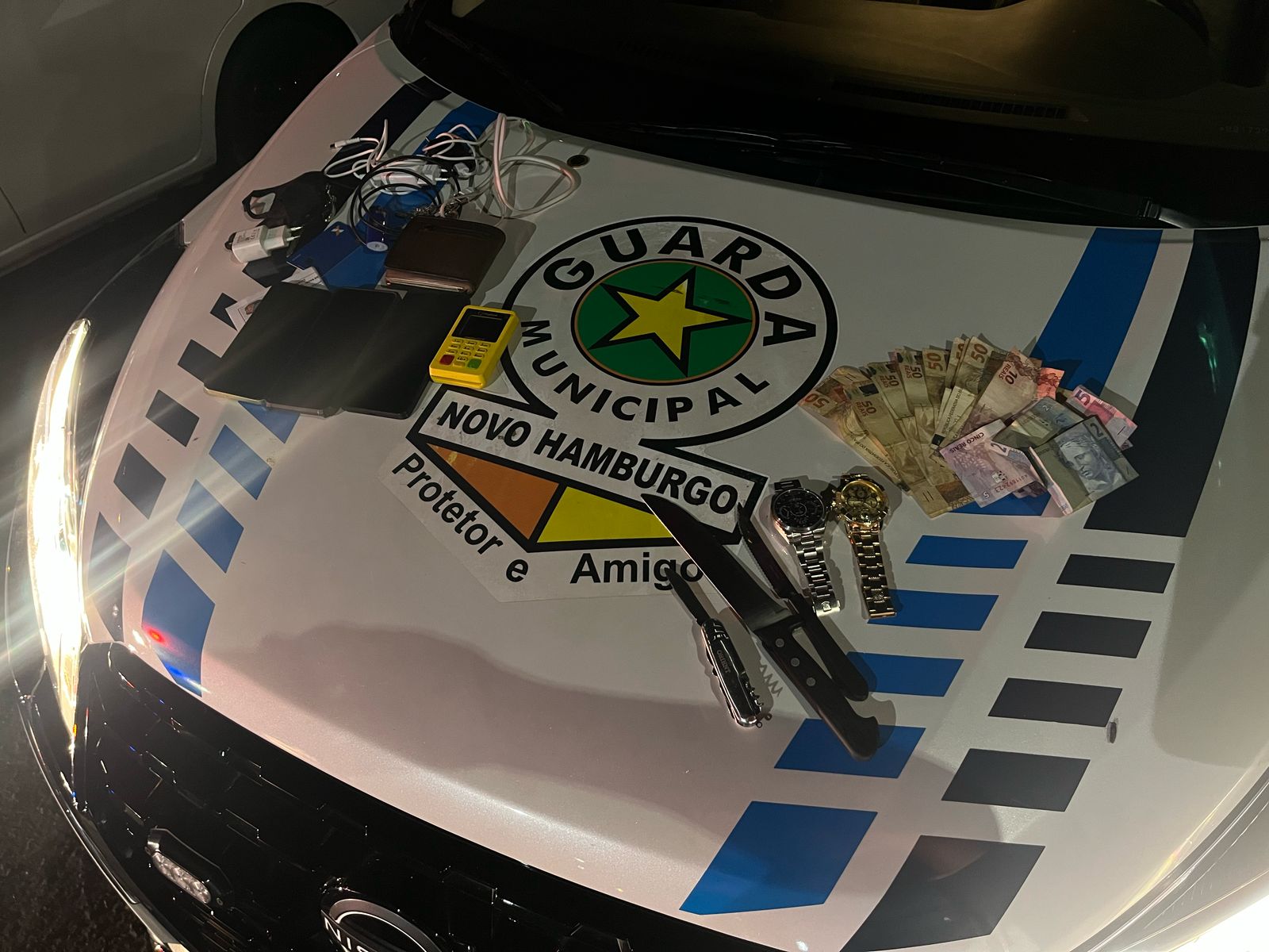 Itens apreendidos com infratores após roubo do carro