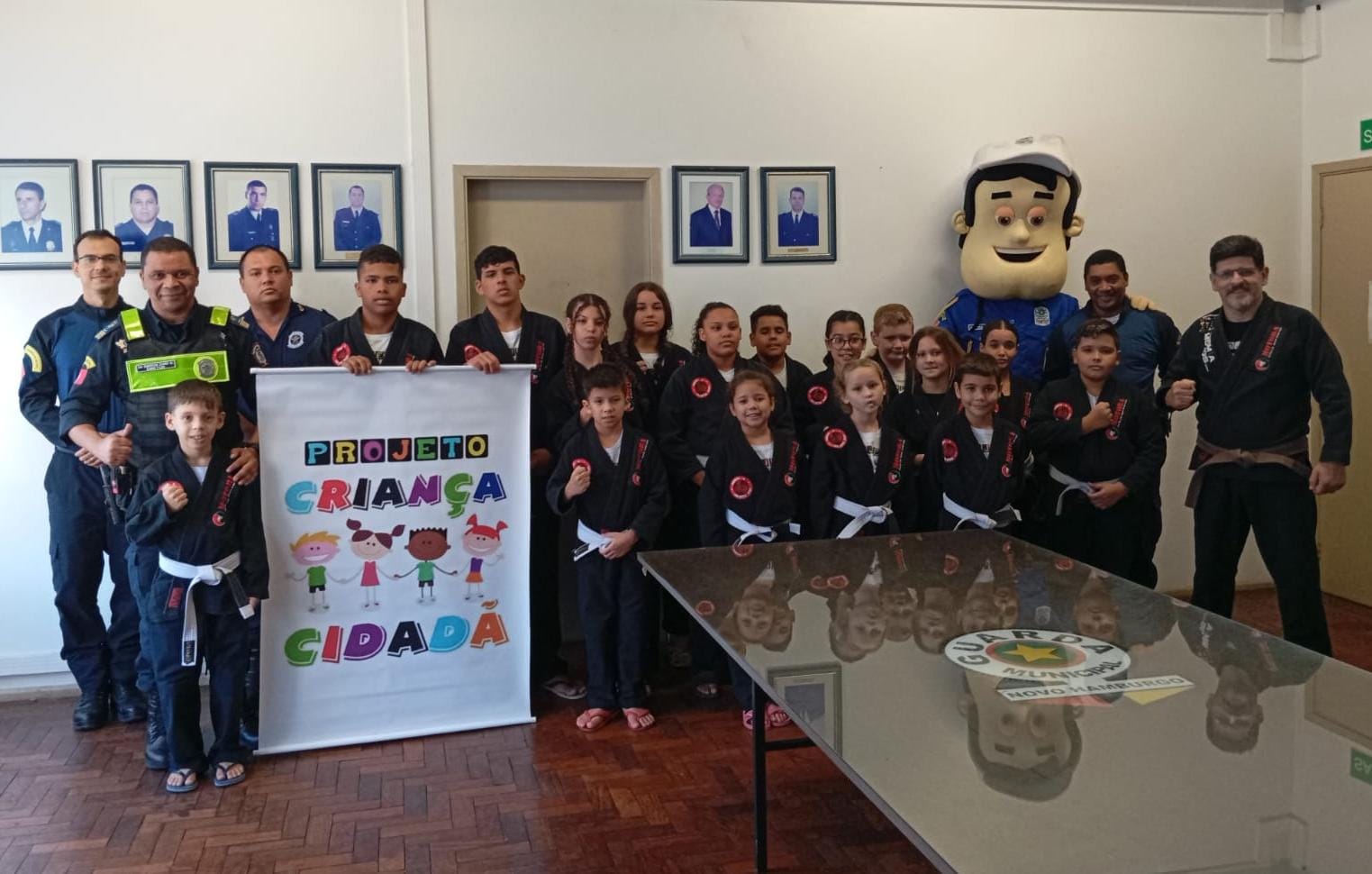 Crianças do projeto social estiveram na sede da Guarda Municipal