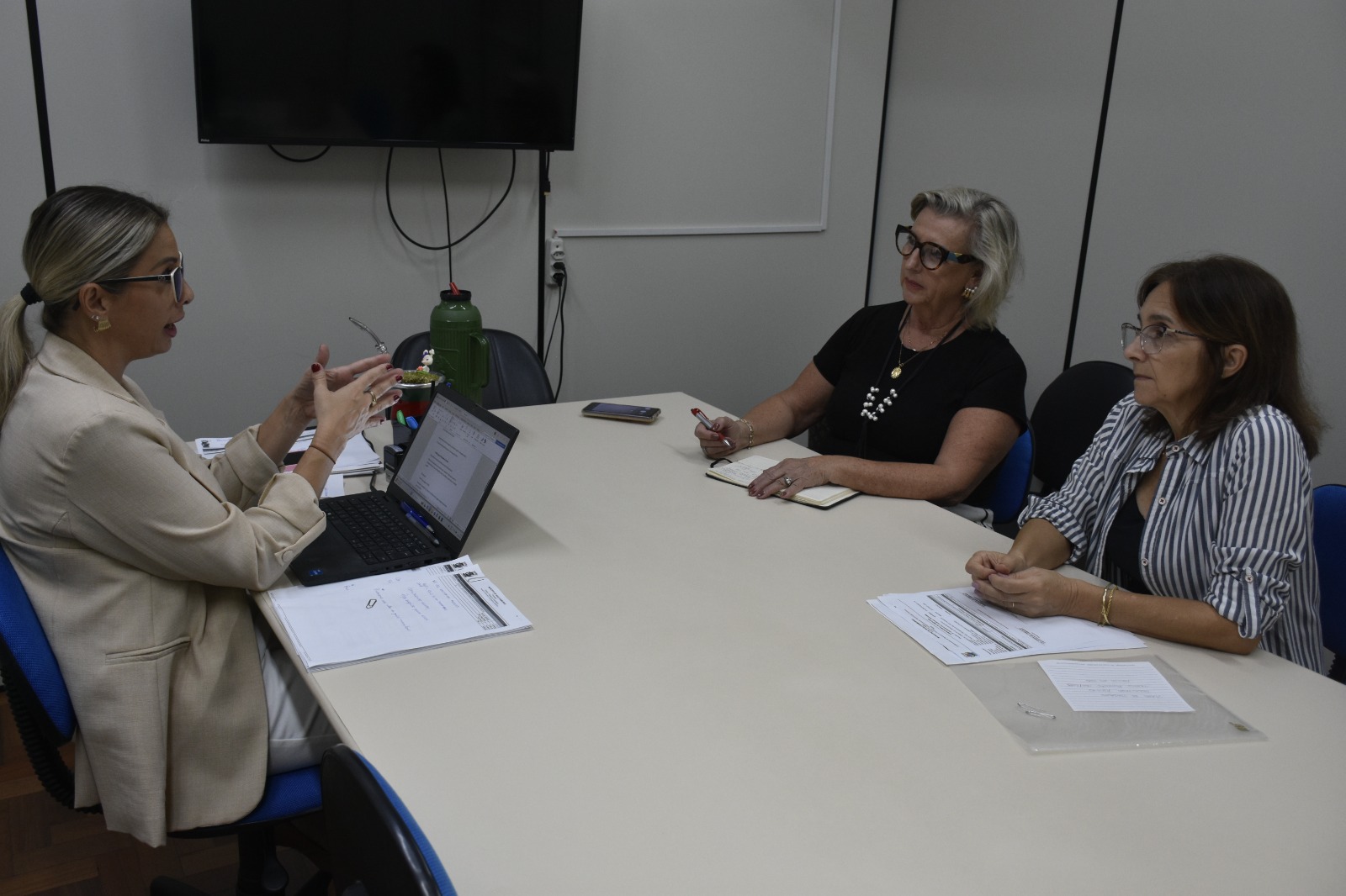 Prefeitura se reúne com entidades para negociar pagamentos em atraso