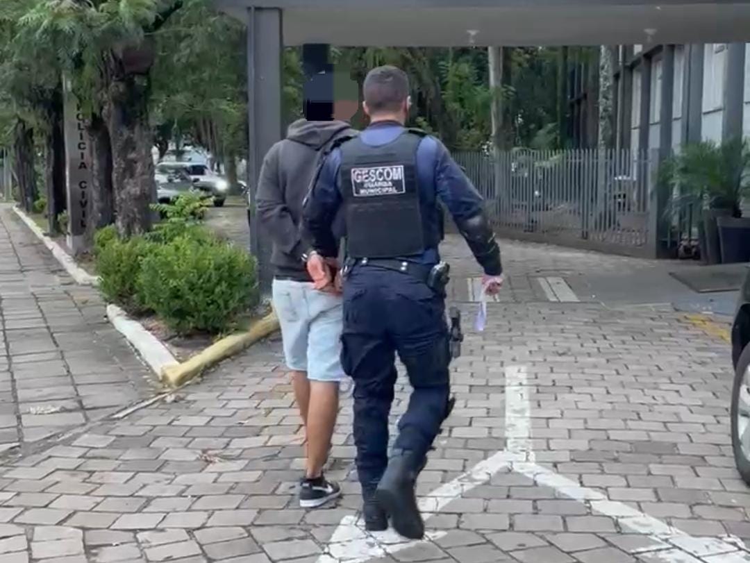 Motociclista foi preso pelo GESCOM em Lomba Grande