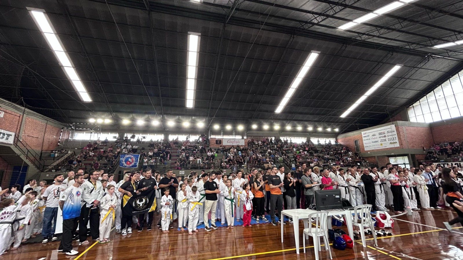 Evento reuniu centenas de atletas no Ginásio Municipal Agostinho Emilio Cavasotto