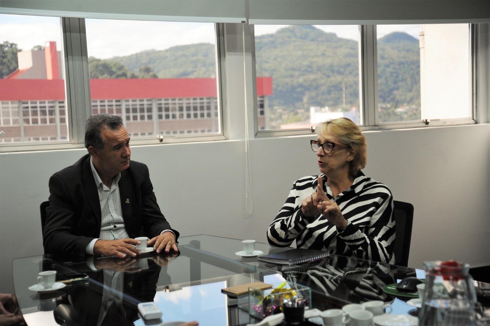 Secretária Simone Schneider e reitor José Paulo da Rosa em reunião na Feevale