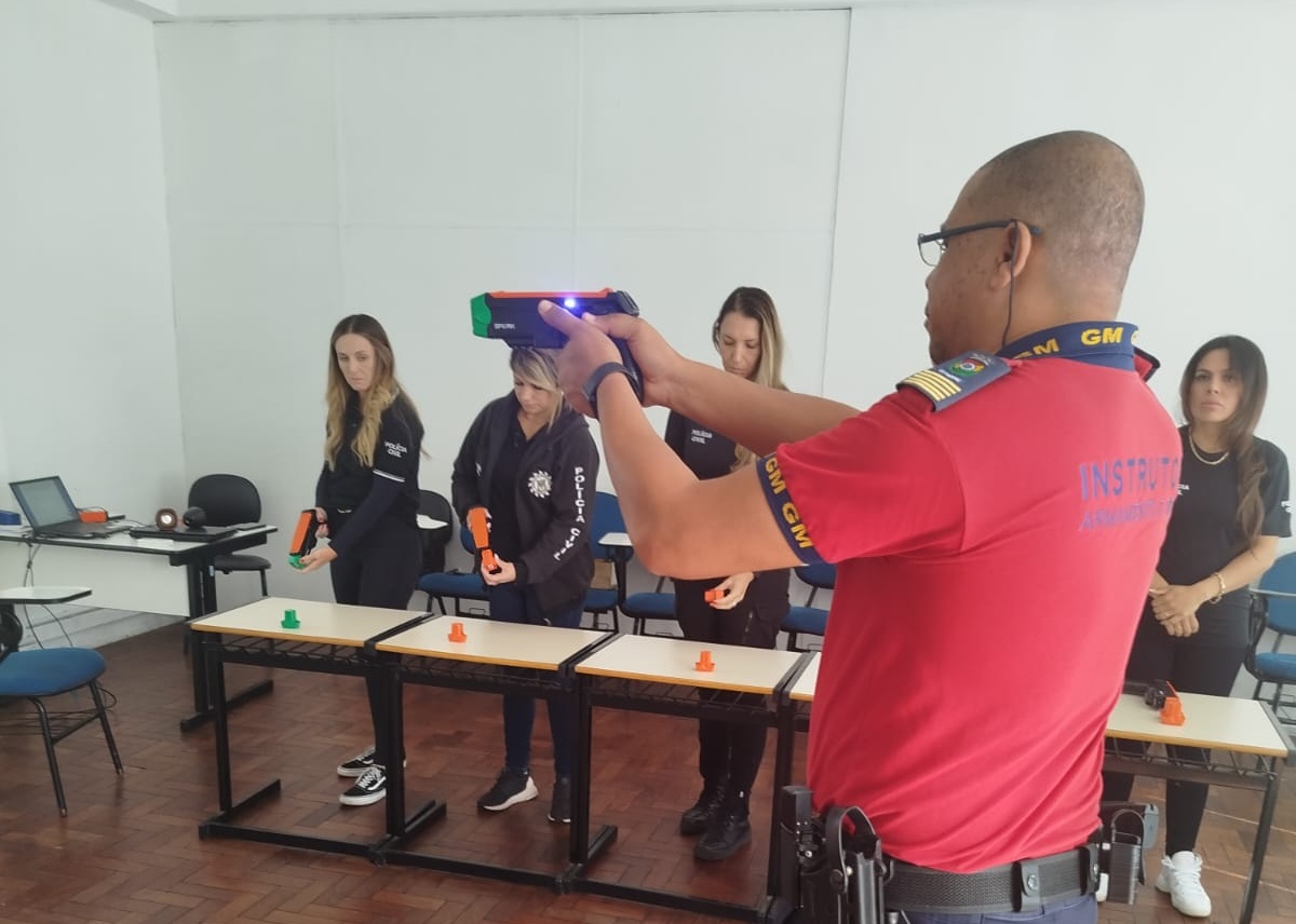 Diretor Edinei ministra curso de arma não letal para Polícia Civil Crédito: Divulgação / GMNH
