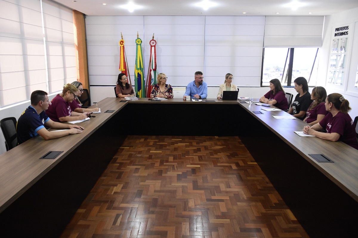 Na manhã desta quarta-feira (2), ocorreu uma reunião entre representantes do Executivo e integrantes do Sindicato dos Professores de Novo Hamburgo (SindProf-NH). A comitiva foi recebida pelo prefeito Gustavo Finck, acompanhado das secretárias municipais de Educação, Simone Schneider; da Fazenda, Michele Antonello; e de Gestão, Governança e Desburocratização, Andrea Schneider Pascoal.