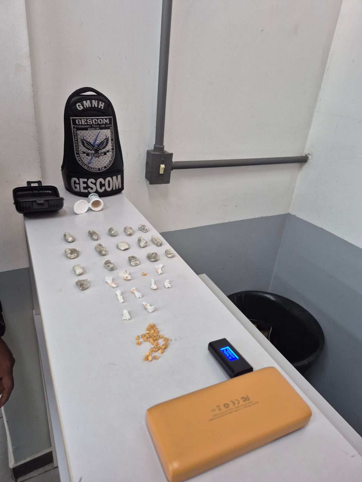 Depois de bater em poste, homem com tornozeleira eletrônica é preso por tráfico pela Guarda Municipal 