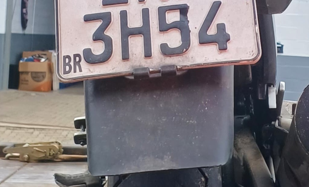 Fita isolante foi usada para adulterar a placa da motocicleta