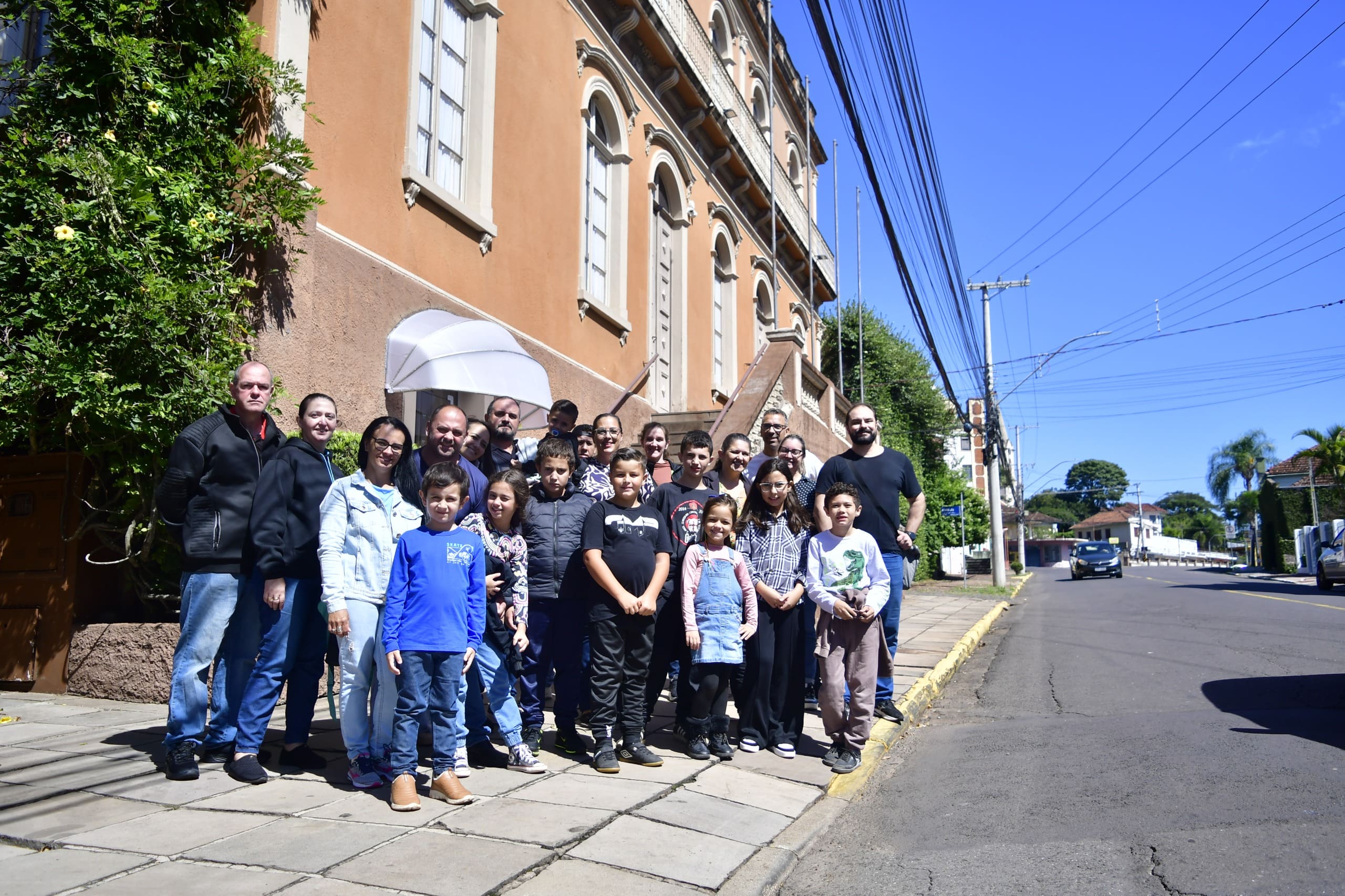 No dia do aniversário do Município, pais e alunos da Adolfina Diefenthäler conhecem a história de Novo Hamburgo 