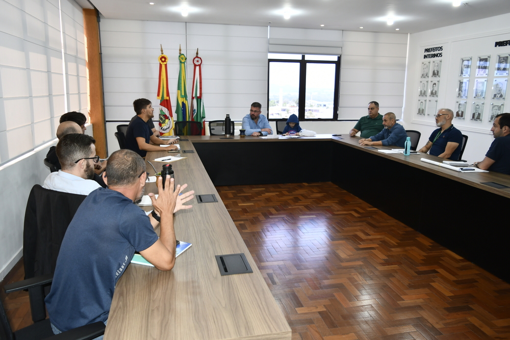Prefeito se reúne com corpo técnico para buscar soluções para o sistema de macrodrenagem do Município