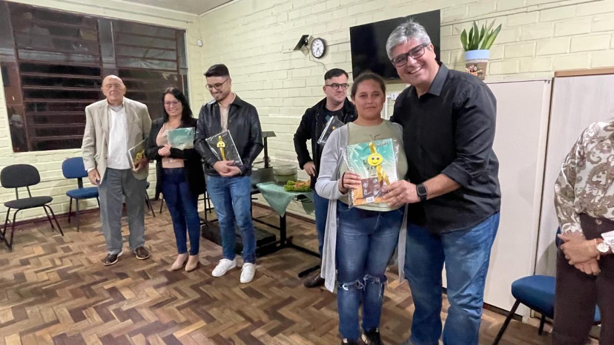 Aula inaugural contou com entrega de kits escolares aos alunos matriculados