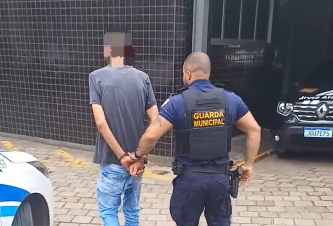 Foragido foi encaminhado à delegacia por agentes da Guarda. 