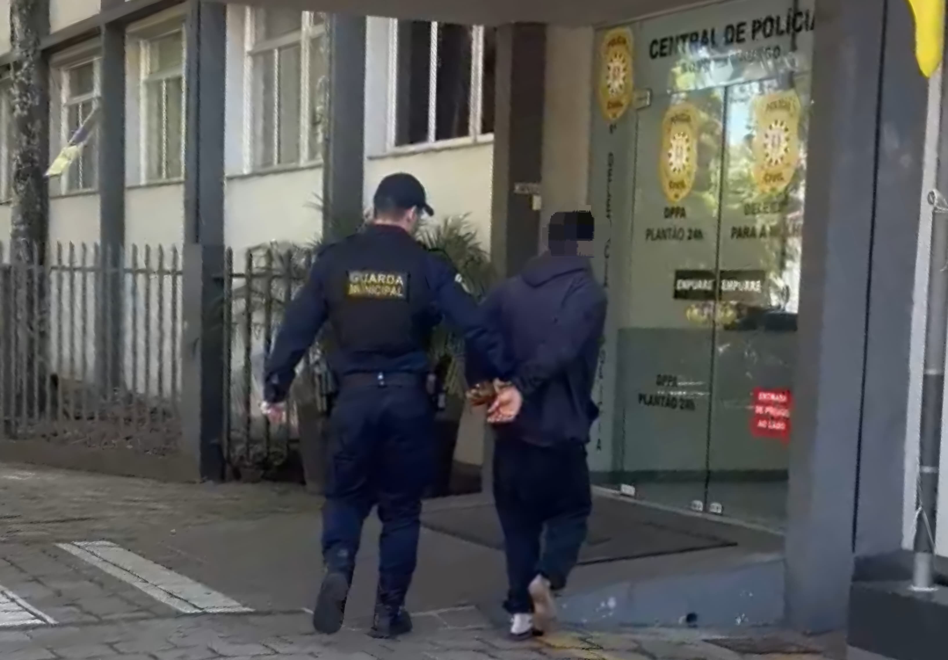 Homem foi encaminhado a delegacia e depois à rede de saúde