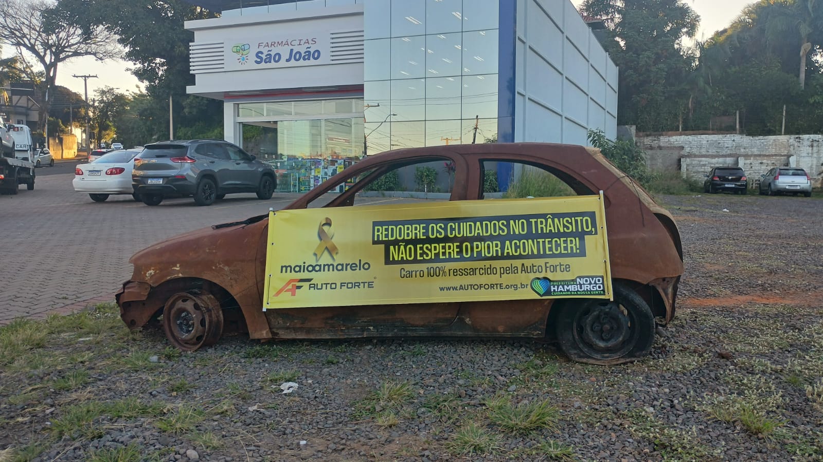 Veículo com faixa foi colocado na Rua José do Patrocínio,  próximo da rotatória com Rua Boa Saúde