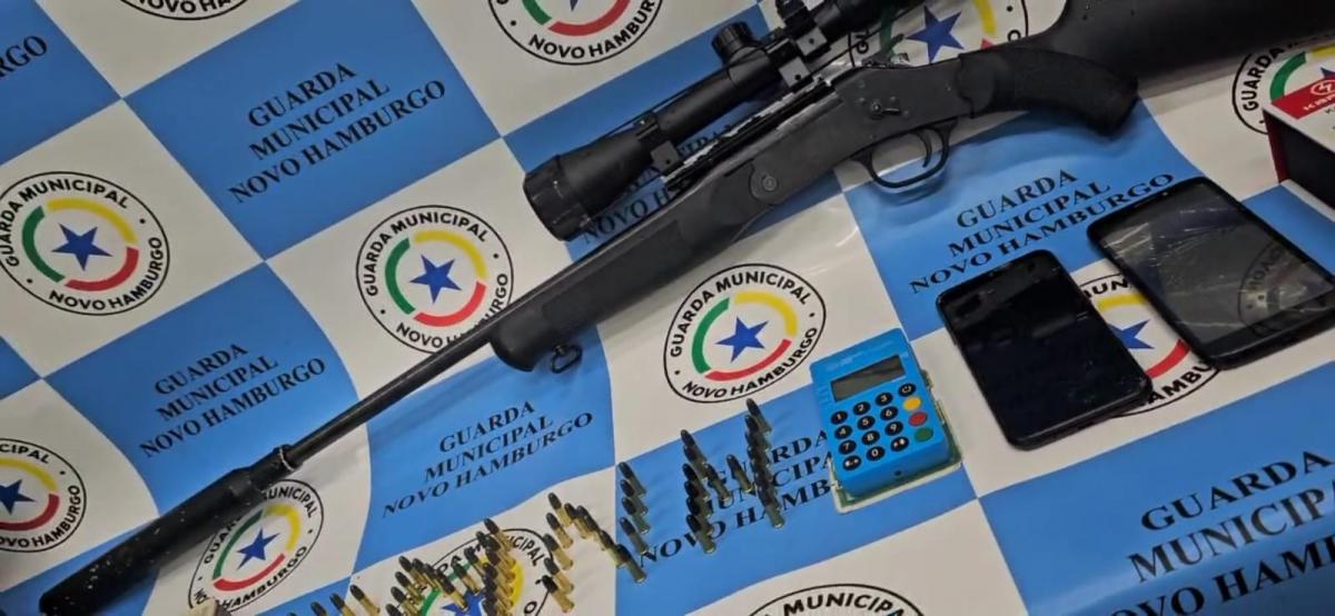 Armamento foi localizado na residência após fuga do suspeito