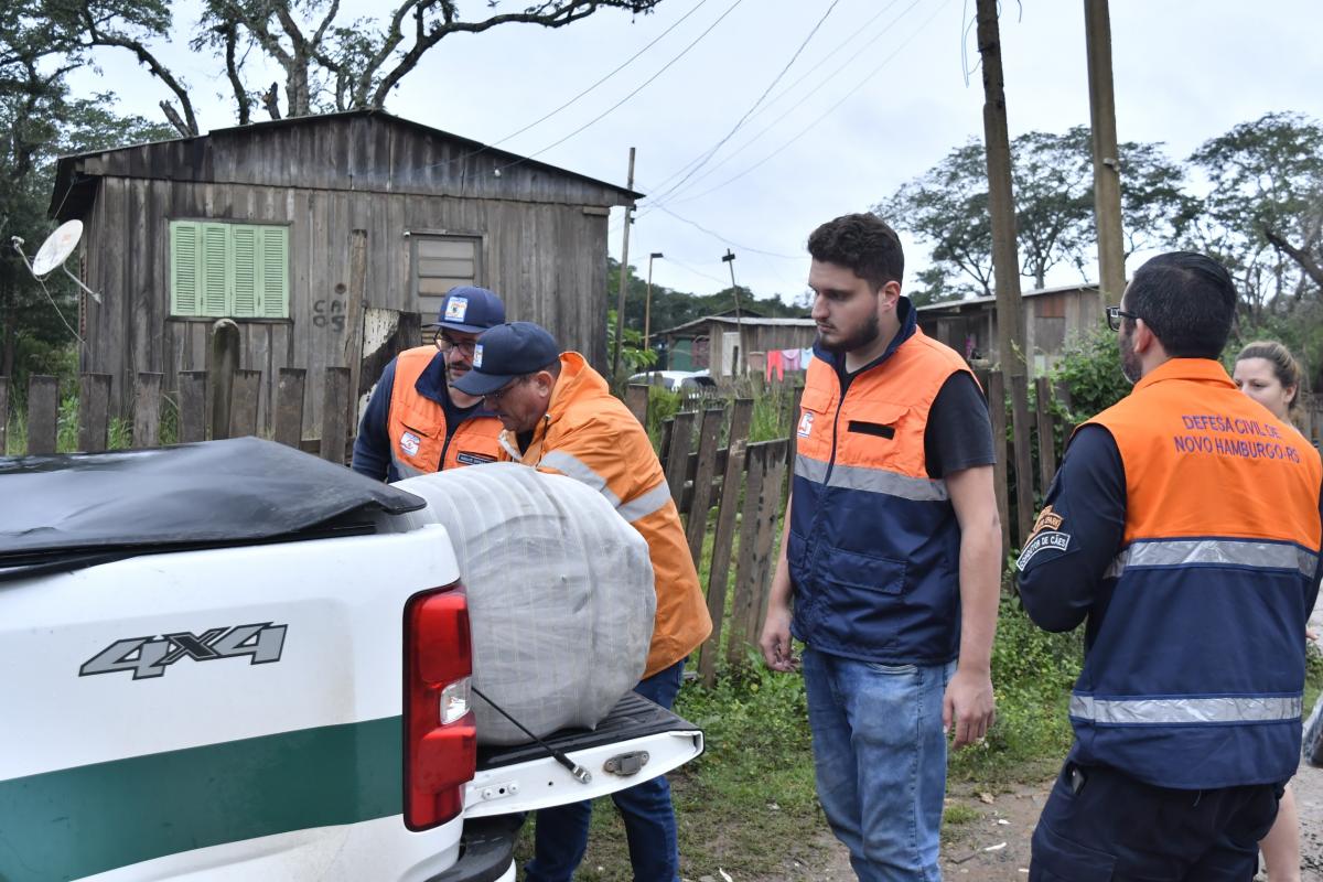 Entrega de cobertores e lona foi realizada nesta quarta-feira (28), em preparação para a queda das temperaturas