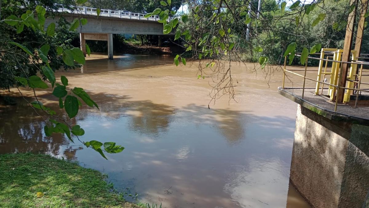 Rio dos Sinos ao lado da Estação de Água Bruta (EAB) da Comusa, no bairro Lomba Grande