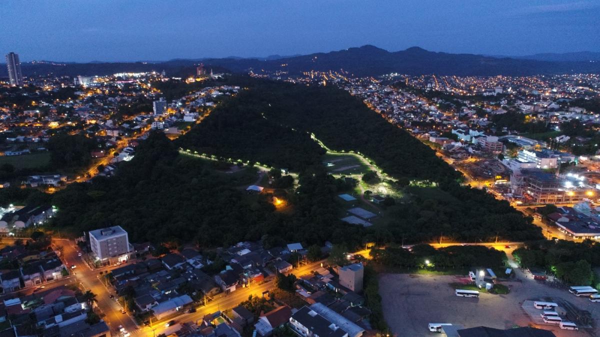 Imagem aérea do Parcão à noite