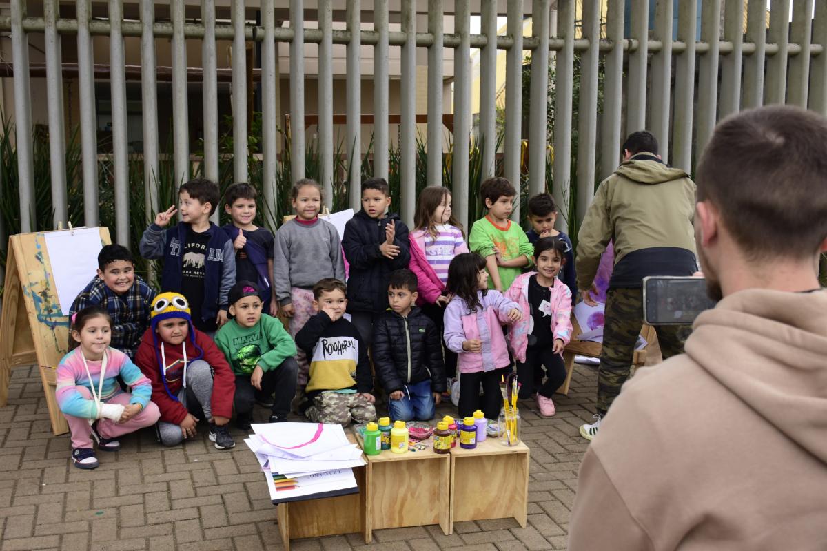 Criançada de duas escolas ocuparam a Avenida Montevidéu na tarde de segunda-feira (2)