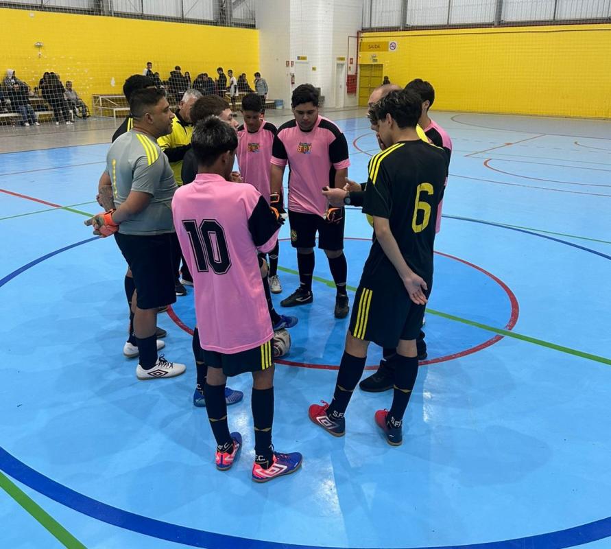 Cerca de 50 alunos de cinco escolas participaram de jogo de futsal 