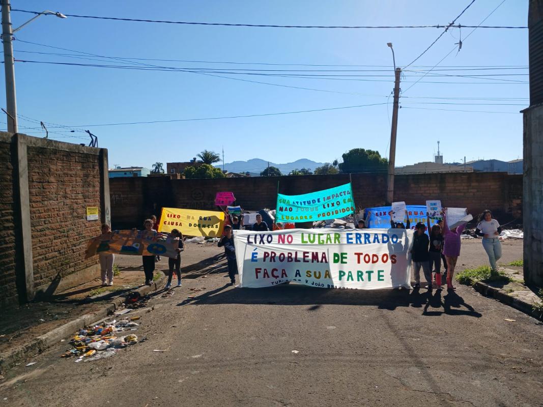 Turma 4B da EMEB Vereador João Brizolla realiza projeto sobre lixo e reciclagem