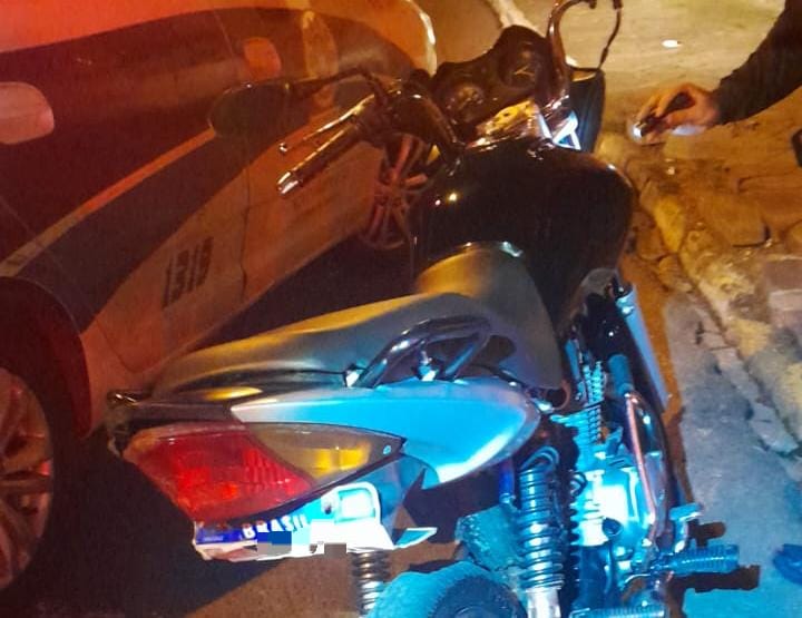 Placa da motocicleta estava dobrada, dificultando identificação