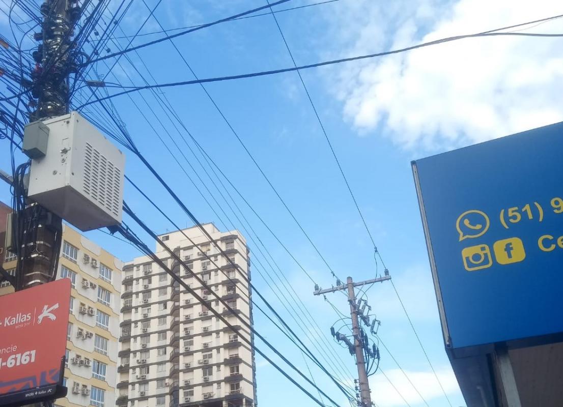 Excesso de fios foi removido nesta quarta-feira (4)