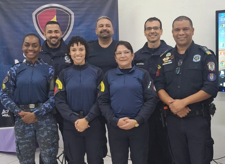 Agentes da GMNH com a inspetora-chefe do grupamento Mulheres Protegidas de Cachoeirinha, Gisele Peixoto.