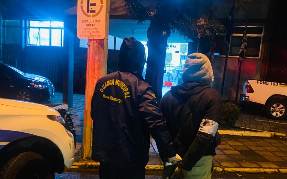 Agentes identificaram mandado e encaminharam foragida à delegacia