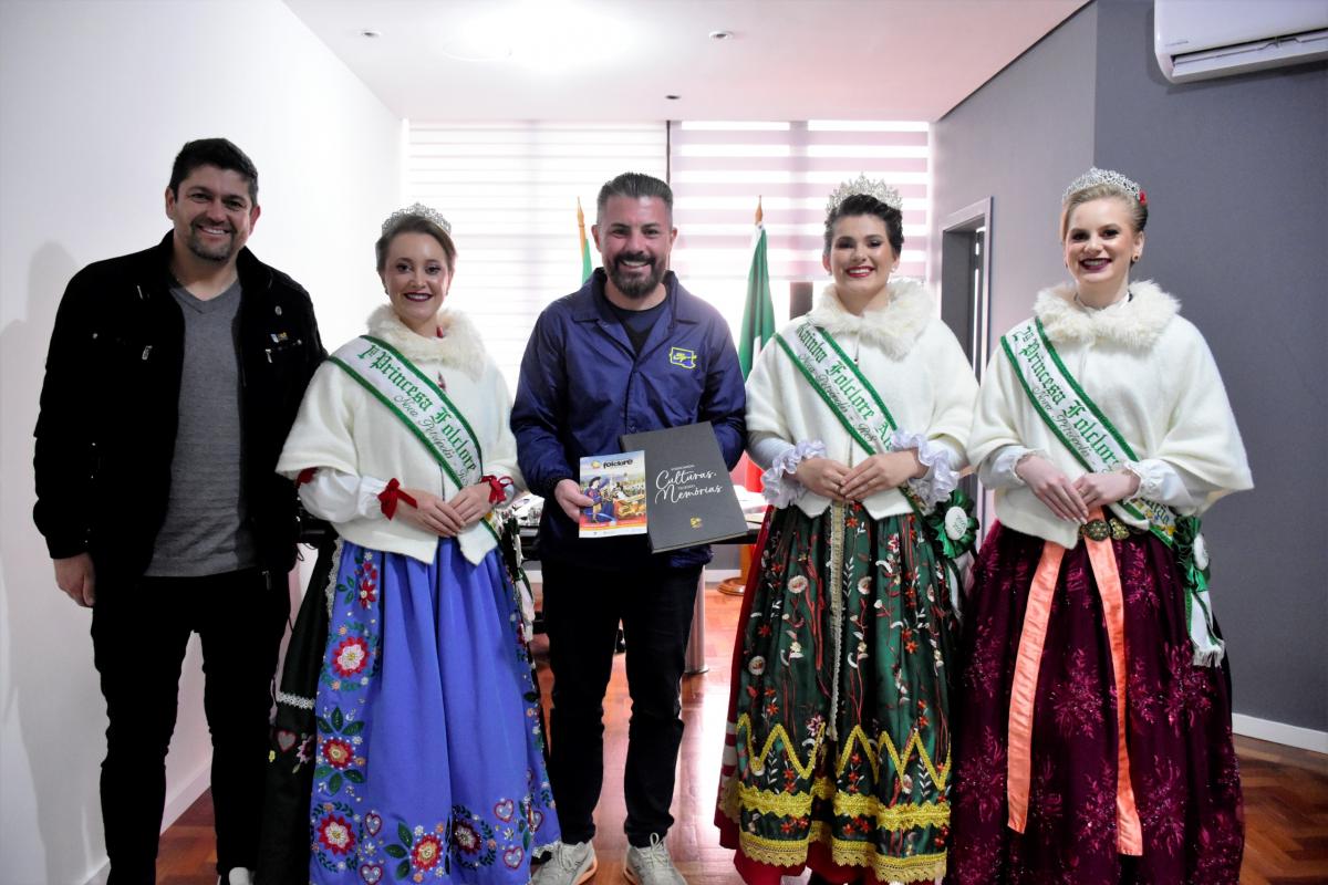 Prefeito Gustavo Finck recebe comitiva do Festival de Folclore de Nova Petrópolis