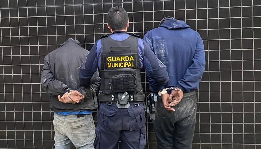 Dupla foi detida após tentativa de fuga no bairro Ideal