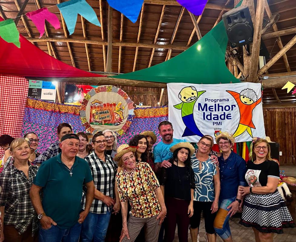 Participantes aproveitaram a tarde com música, dança e atividades típicas da celebração.