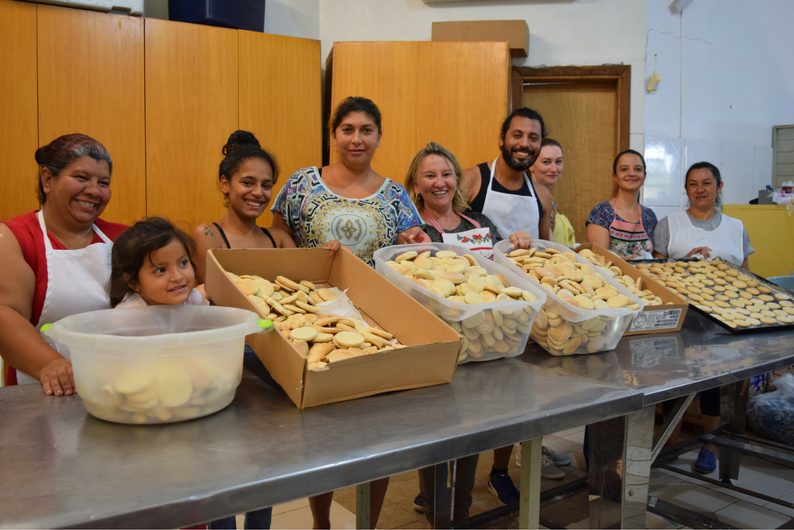 Voluntários e as bolachinhas prontas