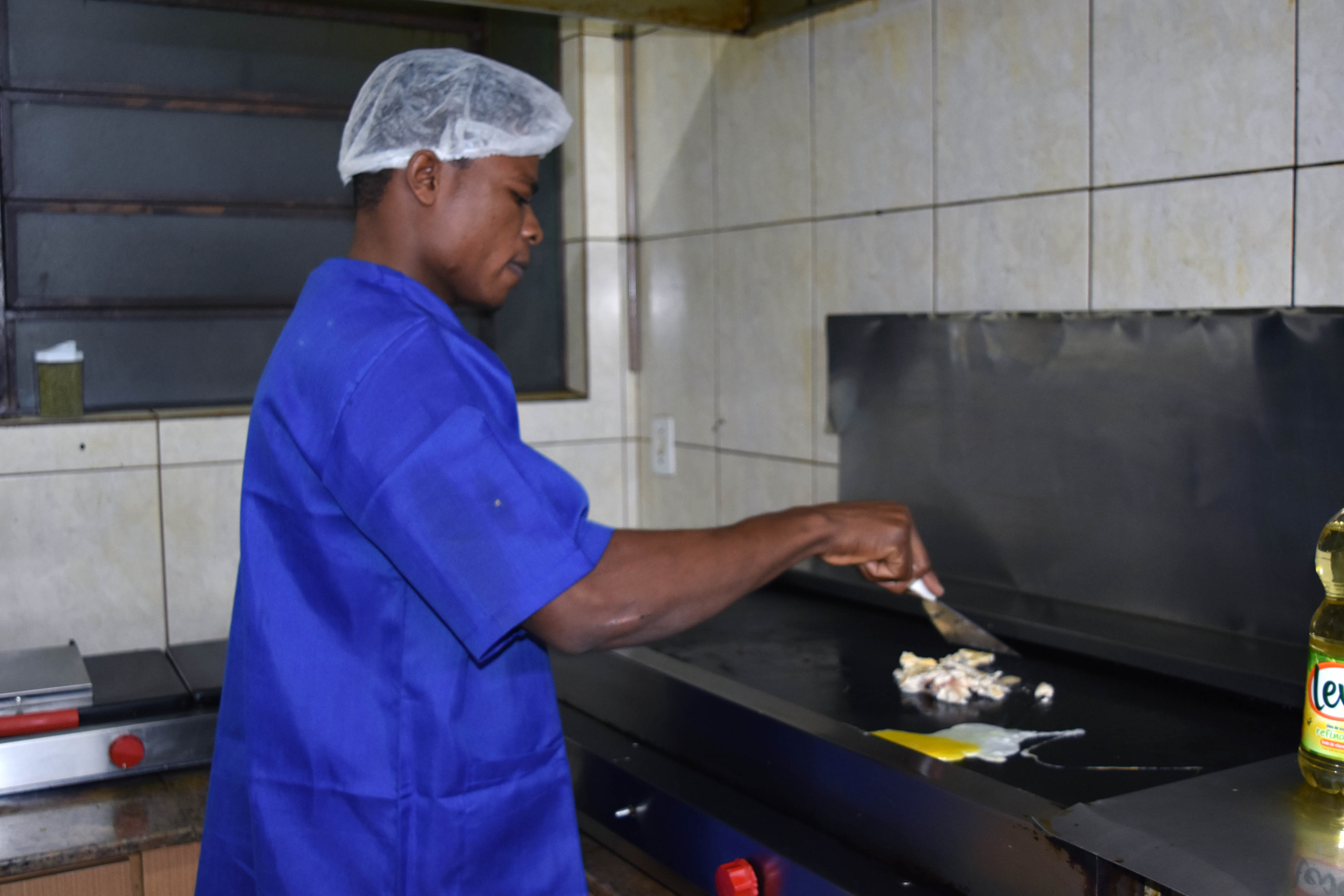 Um haitiano cozinhando