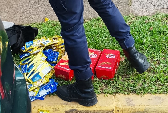 Chocolates estavam no carro onde casal estava com jovem e idosa