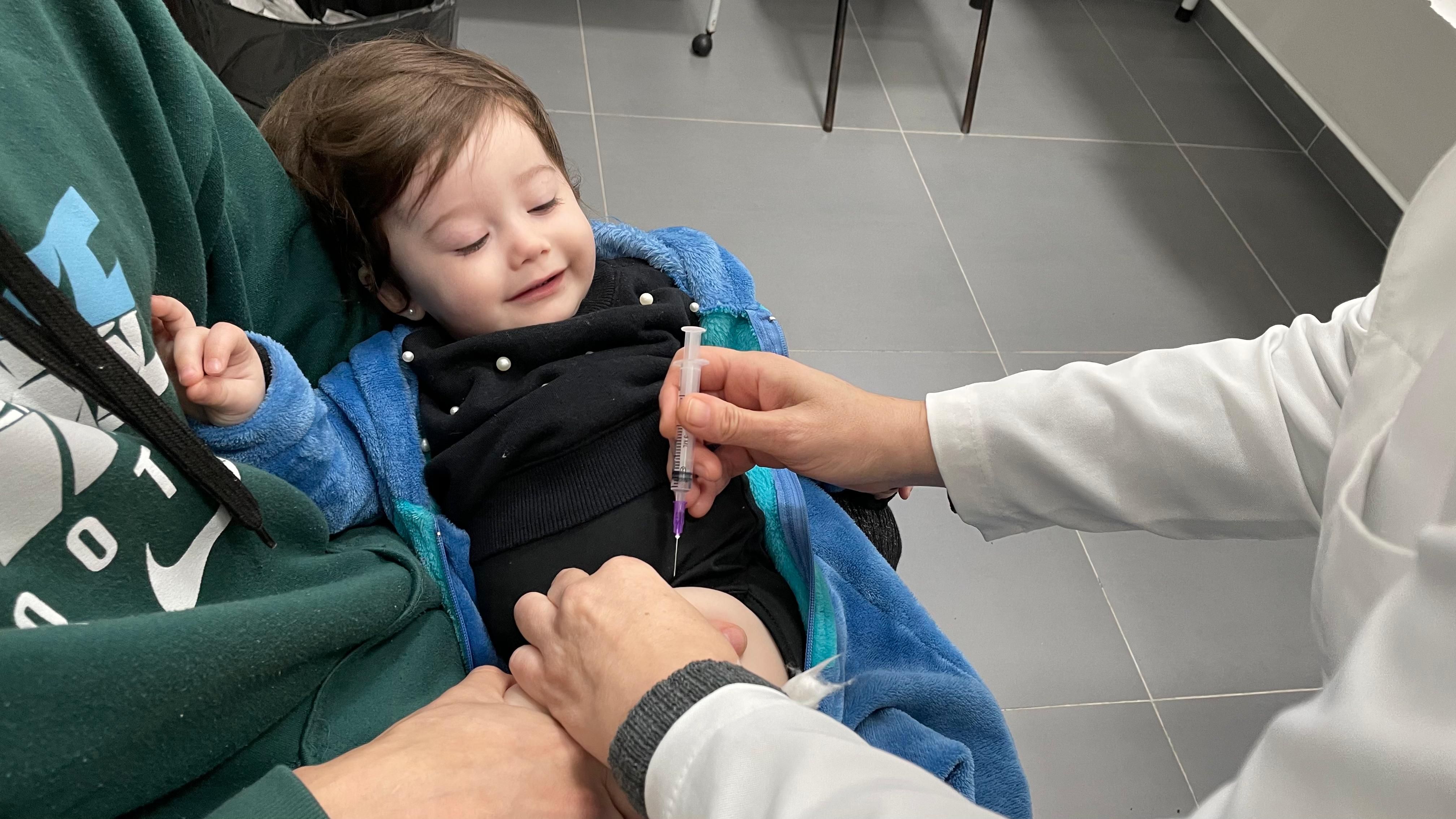 Pequena Cecília, de um anos e dois meses, foi imunizada