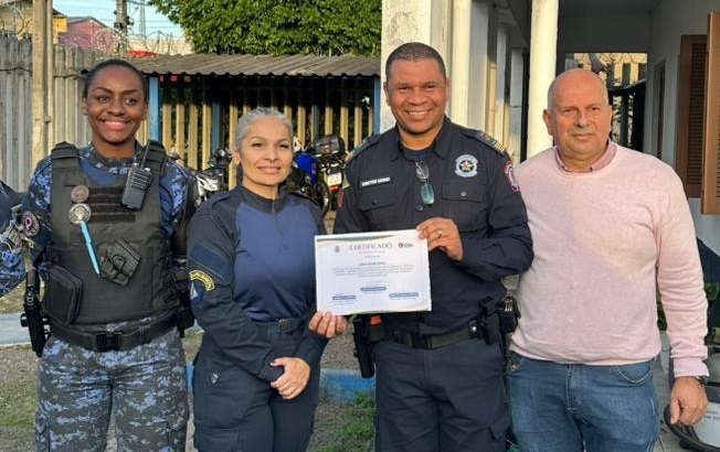 Diretor Edinei recebe certificados das inspetoras-chefe Gisele Peixoto e Daiane da Rosa Rodrigues, e do titular da SMSP de Cachoeirinha, Mauro Vargas