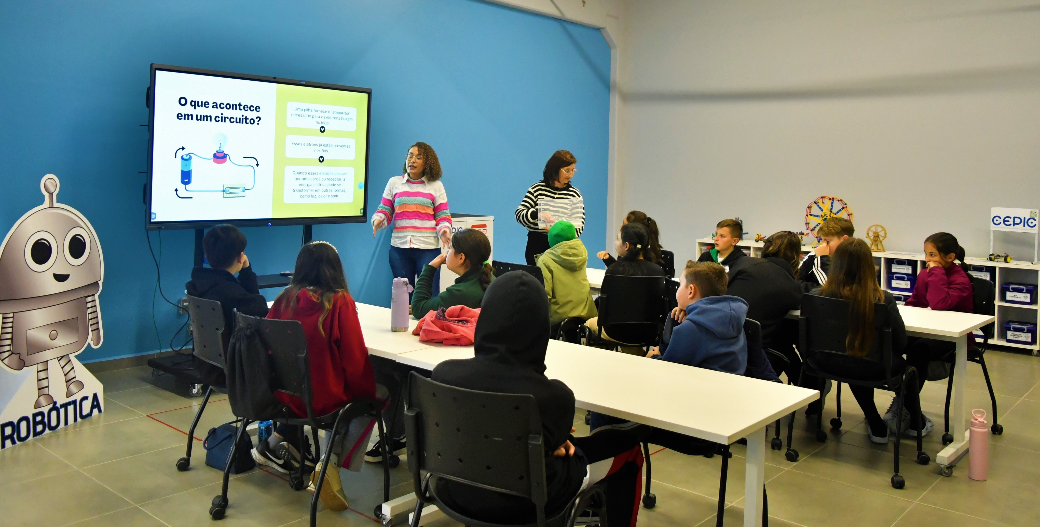 Oficinas de Robótica e Scratch promovem aprendizado criativo e desenvolvimento do pensamento computacional
