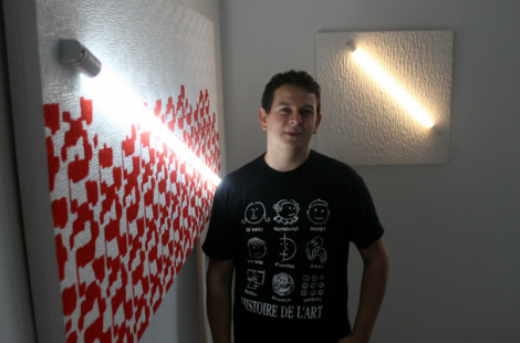 O artista visual e iluminador Anderson Zang em pé