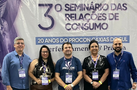 Servidores postados para a foto em frente ao banner do evento