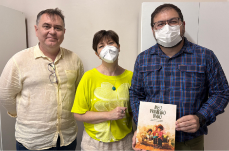 Ralfe Cardoso, escritora Simone Saueressig e Augusto Lengler na entrega simbólica do livro 