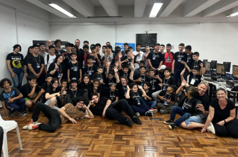 Jovens competidores confraternizaram-se ao final 