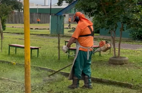Membro da equipe da Comur realiza serviço de roçada em escola de Novo Hamburgo