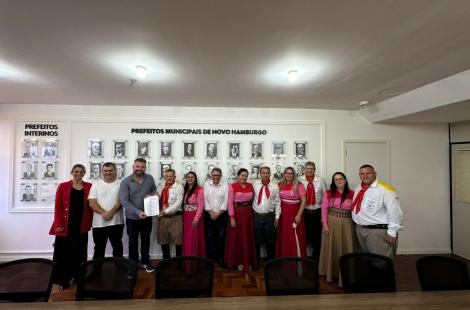 Na foto, integrantes do CTG Essência da Tradição, acompanhados do prefeito Gustavo Finck e da secretária de Governança. Andreia Schneider Pascoal