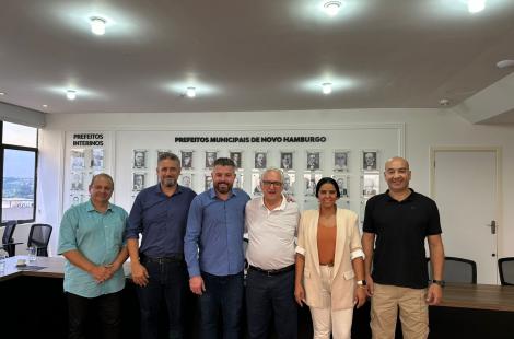 Na ordem, da esquerda para a direita: vereador Cristiano Coller, deputado estadual Issur Koch, prefeito Gustavo Finck, deputado federal Pedro Westphalen, vereadora Deza Guerreiro e vereador Giovani Caju