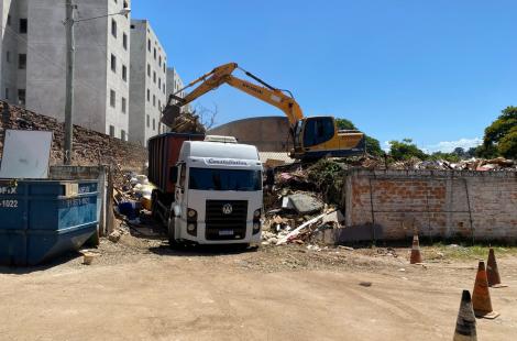 Retroescavadeira coloca resíduos do Ecoponto do bairro Canudos em caminhão para remoção