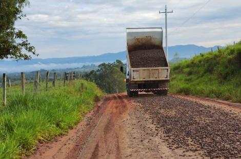 Estrada em Lomba Grande, na área rural, com um caminhão que mostra o serviço de manutenção das estradas da região