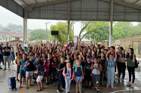 Prefeito Gustavo Finck entre os alunos da EMEB Getúlio Vargas