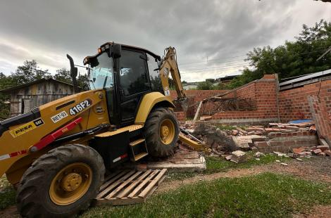 Nesta quarta-feira (26) ocorreu a demolição de mais uma construção irregular na cidade, desta vez, no bairro Liberdade. A obra em questão era realizada em área pública situada na Rua Timbaúva. 